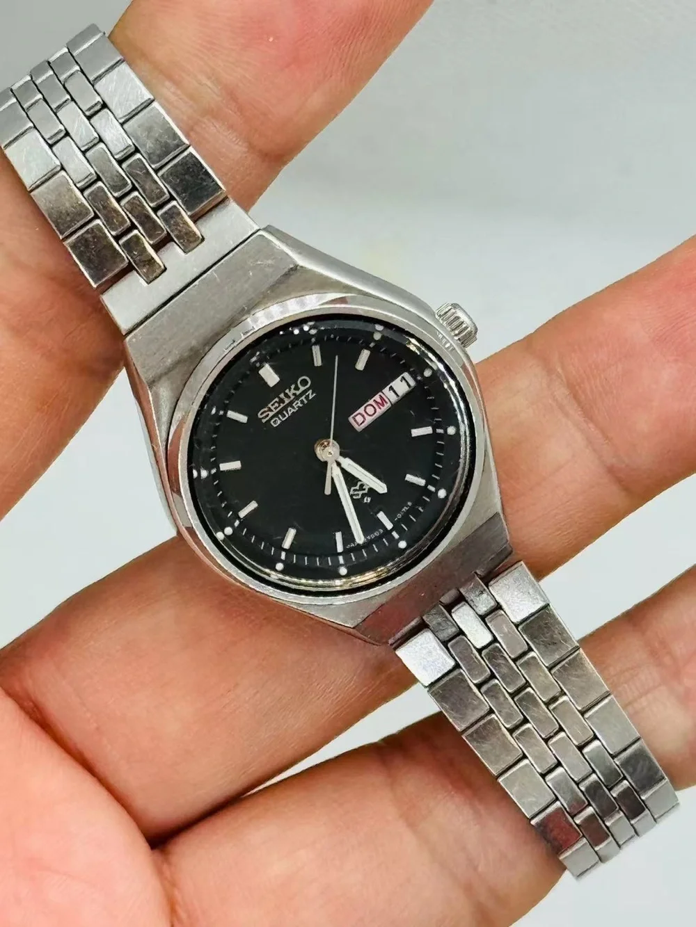 Vintage Seiko Quartz Women’s Watch Black Dial 24mm Day Date New Battery Runs